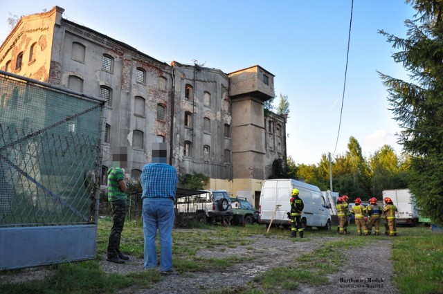 Na miejscu interweniowało 11 zastępów straży pożarnej.