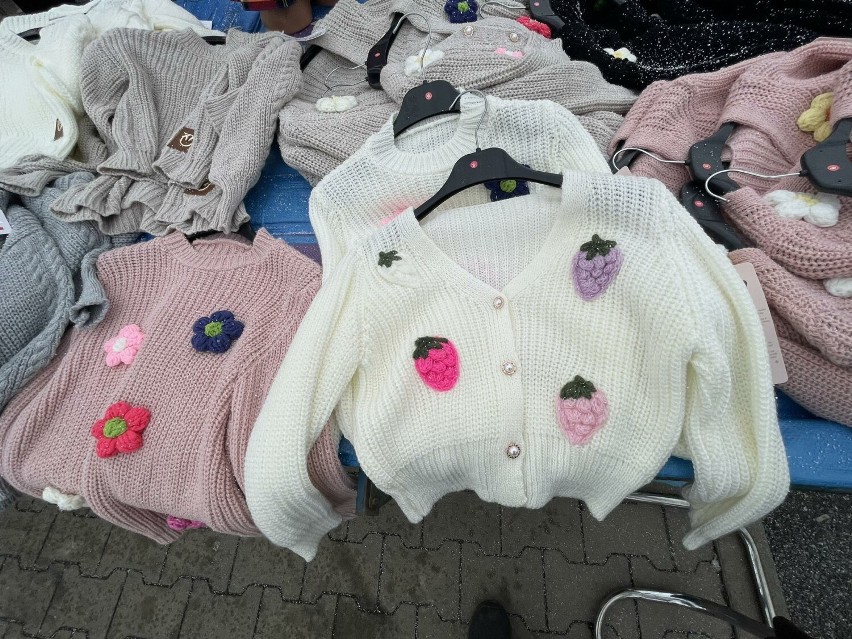 Futerka, kożuszki, kurtki, swetry, płaszcze... Oto perełki dzisiejszej giełdy przy Dworaka w Rzeszowie