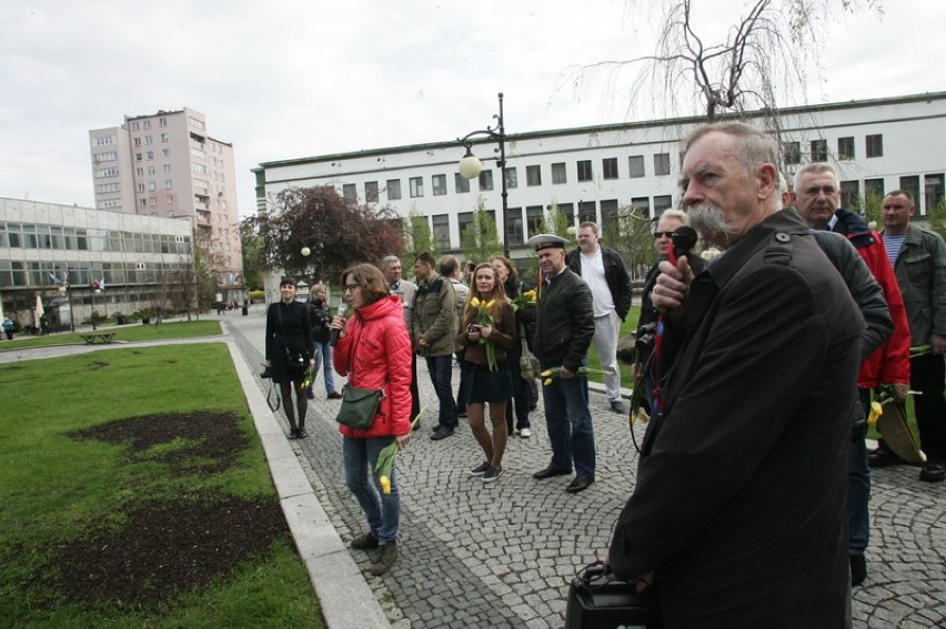 Rosjanie złożyli kwiaty pod legnickim pomnikiem (ZDJĘCIA)