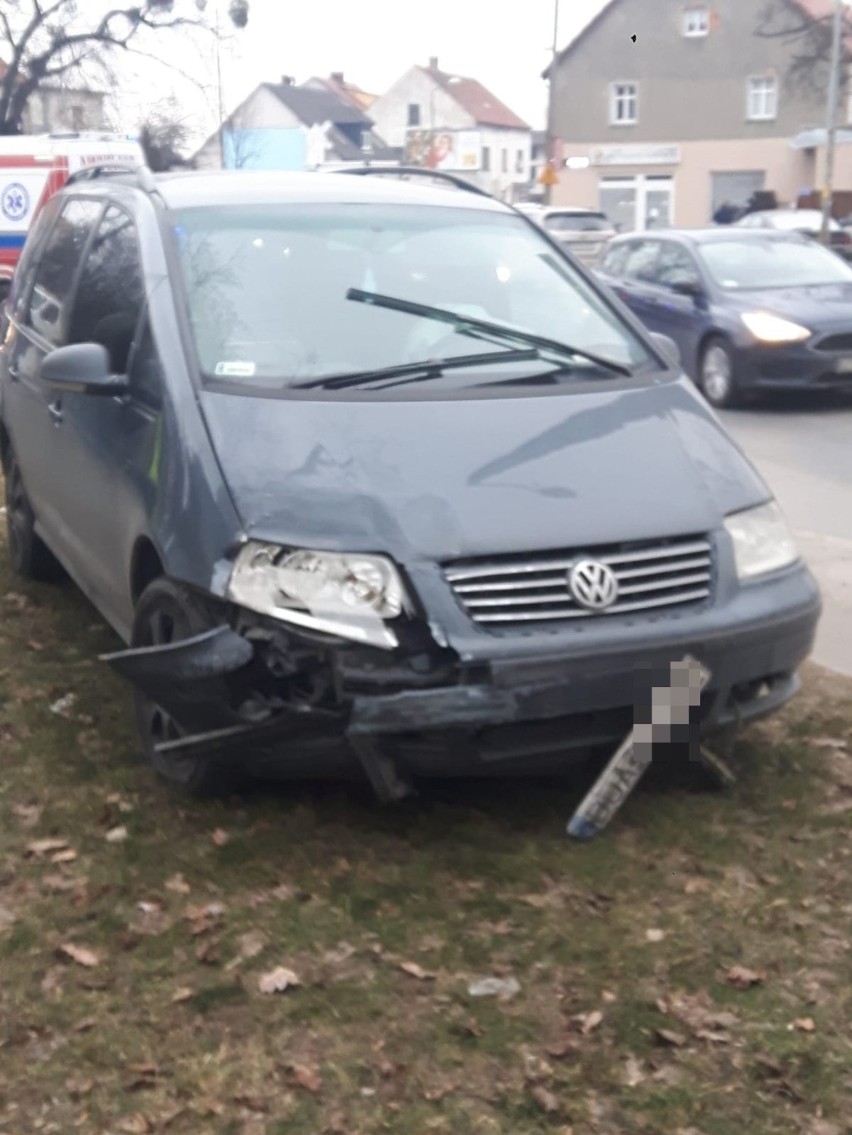 Wrocław. Groźny wypadek na ul. Swojczyckiej. Volkswagen dachował (ZDJĘCIA)