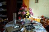 Opuszczony "dom pani Kazimiery". Zdjęcia, lalki, kwiaty, suknie, lichtarze. Czas zatrzymał się w tym miejscu wiele lat temu 