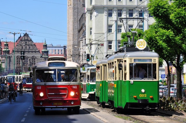 Sezon czas zacząć 
Zabytkowe tramwaje i autobusy prawdopodobnie wyjadą po raz pierwszy z zajezdni w ostatni weekend kwietnia. Ostateczna decyzja jednak nie zapadła. Jednego możemy być pewni: w czasie majówki nie zabraknie okazji do przejażdżki. A w tym sezonie czeka nas kilka nowości. Wszystko po to, by zachęcić poznaniaków i turystów do historycznych przejażdżek. Dochód z biletów zostanie przeznaczony na gruntowny remont jednego ze starych wagonów N (nr 2024). Prace powinny się rozpocząć jeszcze w tym roku.