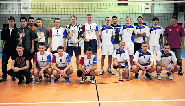 W niedzielę w Oleśnicy rozegrano turniej siatkówki. Na zdjęciu drużyny z finału