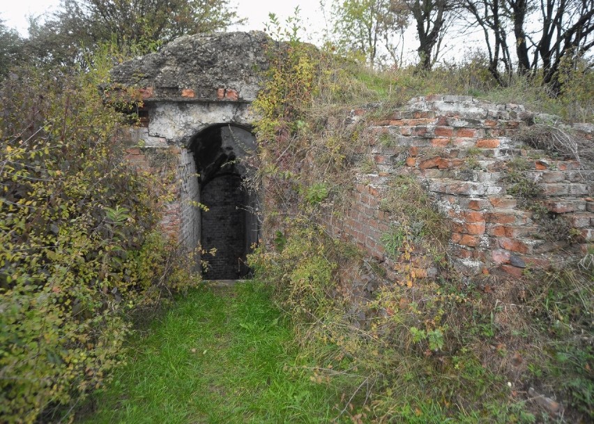 Fort został częściowo rozebrany w latach 1920-1930, po 1945...