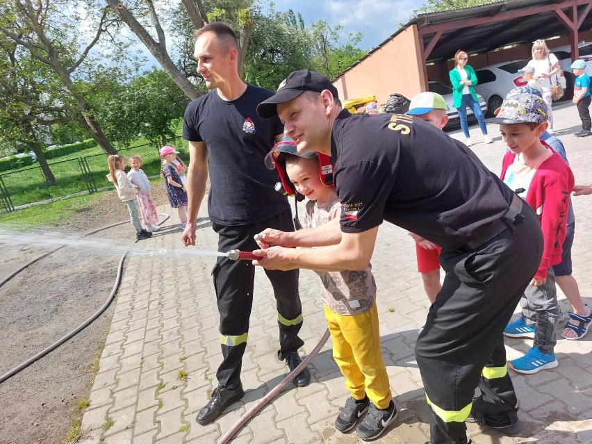 Maluchy z Przedszkola nr 2 w Zespole Szkolno-Przedszkolnym nr 1 w Oleśnicy z wizytą u strażaków 