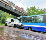 Kraków: ul. Półłanki znów pod wodą. Korki paraliżowały miasto