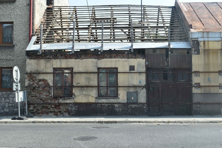 Nowy Targ. Nielegalna reklama zniknęła. Teraz straszy ruina domu, który stał za nią  