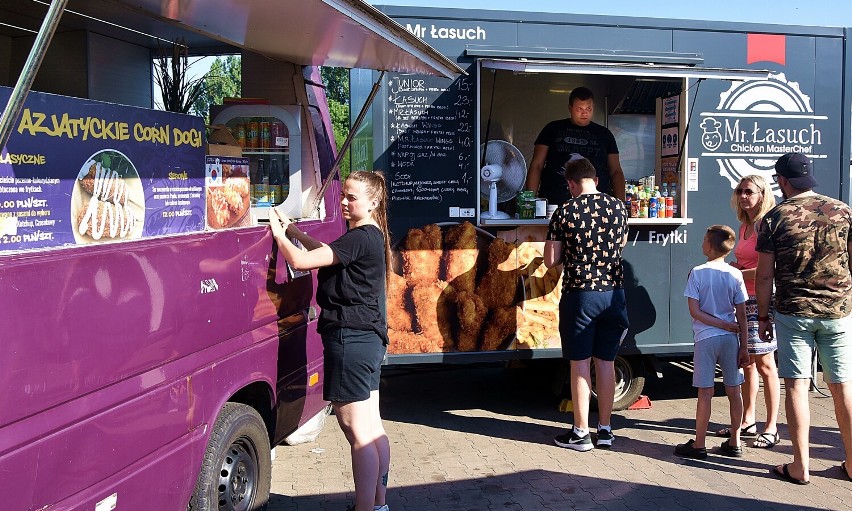 Na parkingu VIVO! Piła zaparkowały food trucki. Są też atrakcje dla dzieci. Zobaczcie zdjęcia