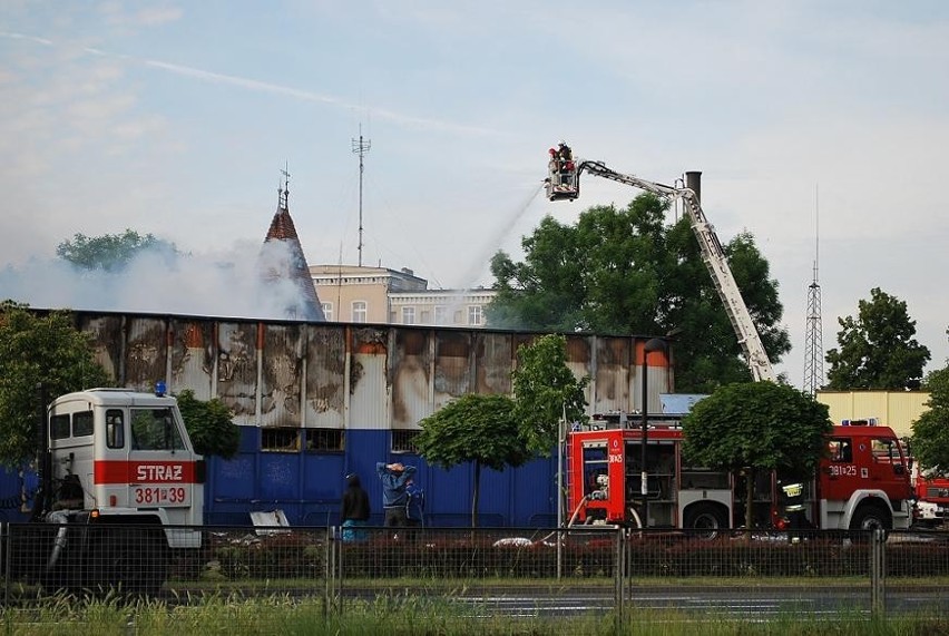 Leszno: Wielki pożar strawił market budowlany w centrum miasta[WIDEO]