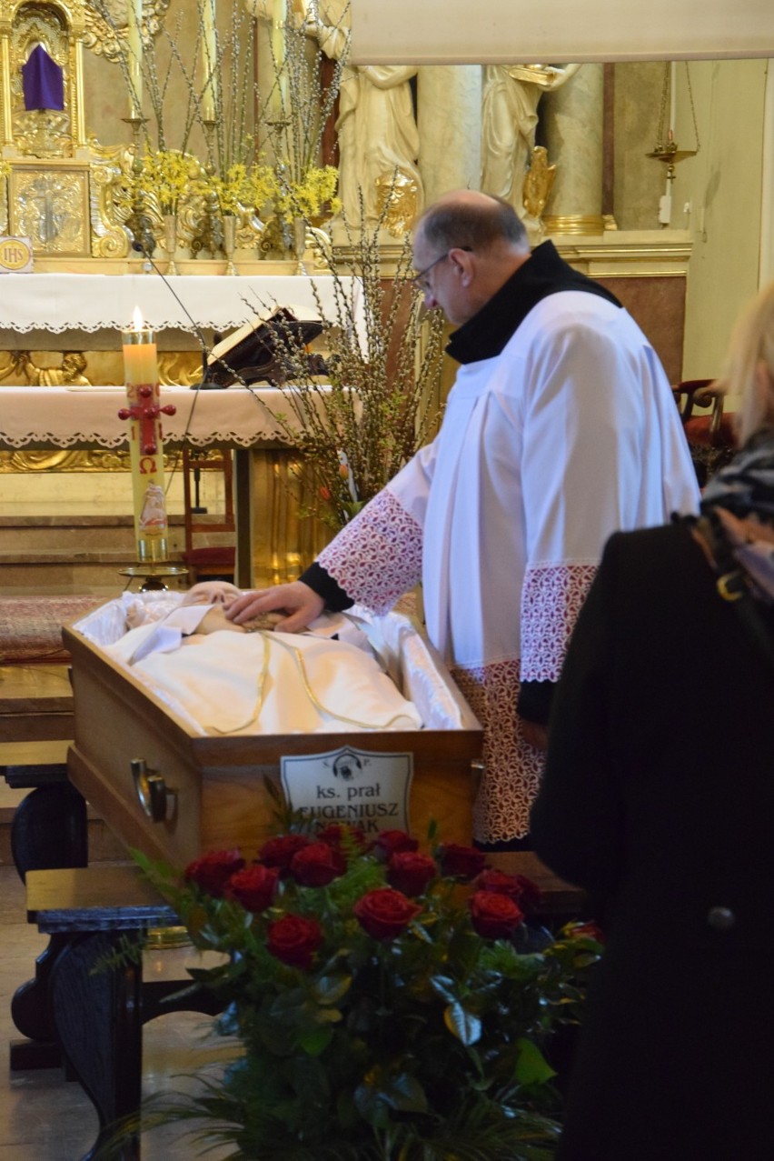 Rodzina, przyjaciele, pleszewianie oraz duchowni żegnają księdza prałata Eugeniusza Nowaka, który zmarł 11 kwietnia