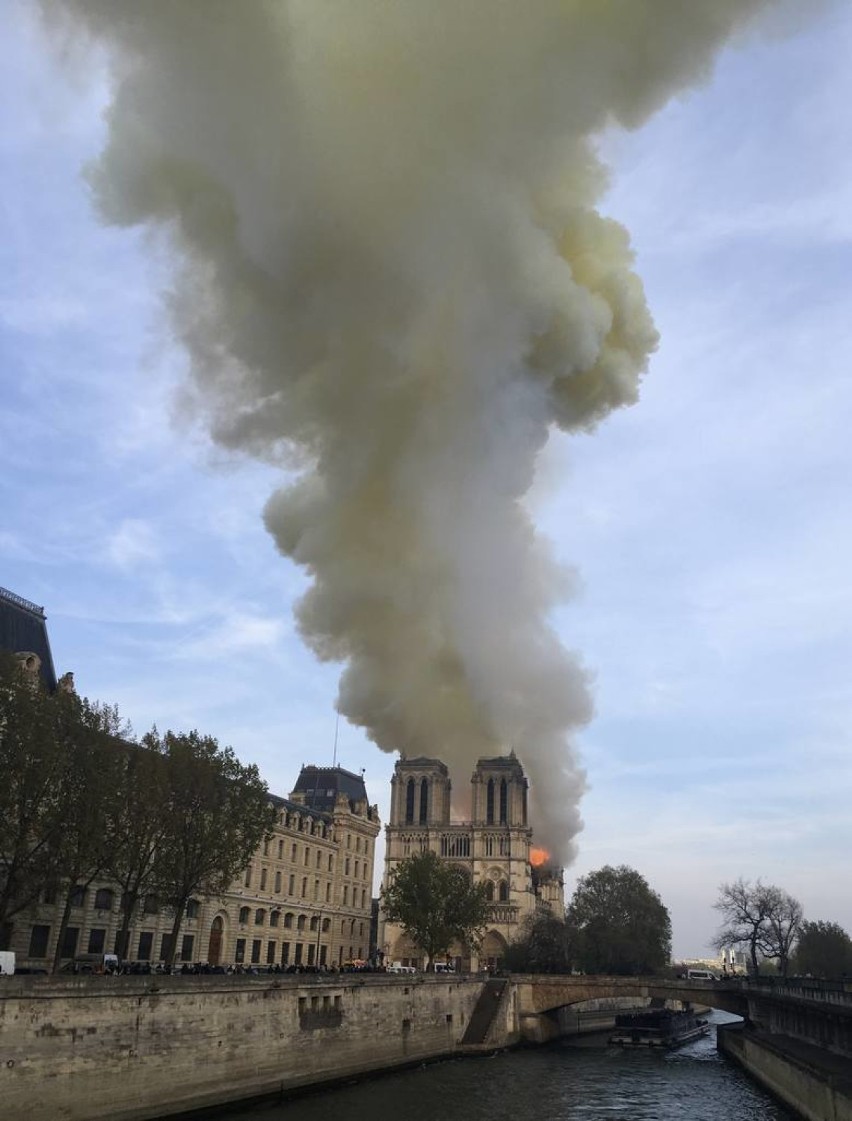 Pożar katedry Notre Dame w Paryżu. Spłonął dach katedry. Katedra zostanie odbudowana