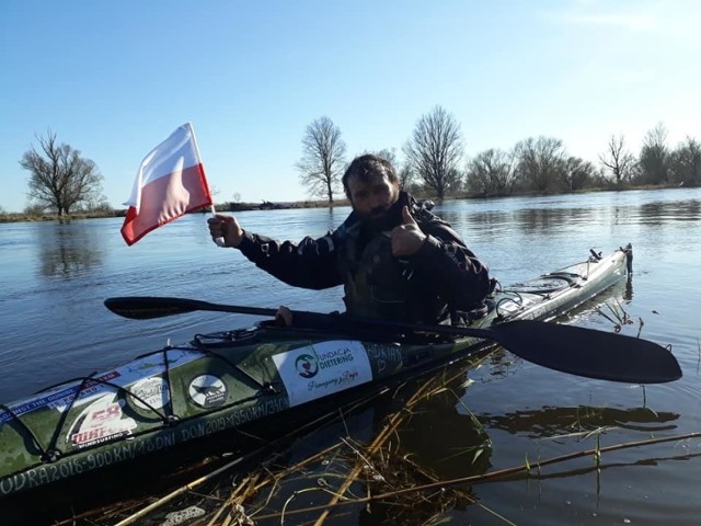 Robert Tomalski ma do pokonania w sumie 808 km rzeką pod prąd.