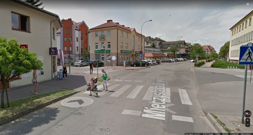 Wągrowiec na mapach Street View. Tak mieszkańcy Wągrowca przechodzą przez ulicę. Nie zawsze idą po pasach 