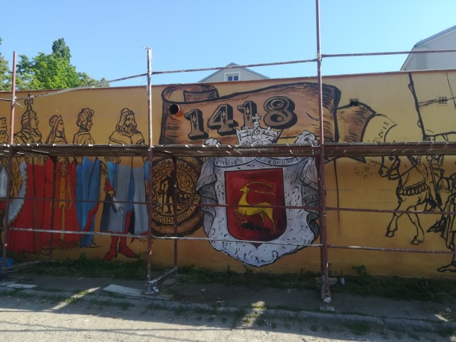 Trwają prace nad nowymi muralami w mieście. Jeden z nich upamiętnia 600-lecie nadania praw miejskich