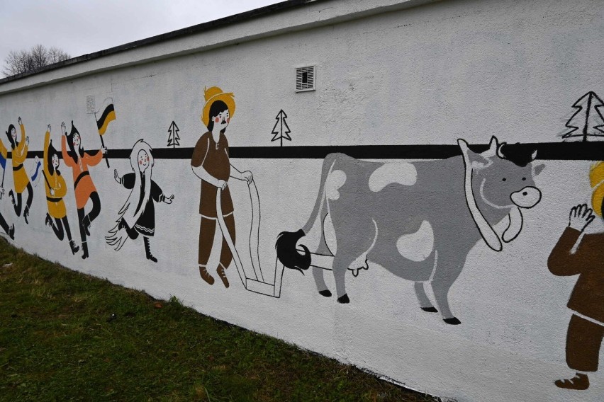 Mural na garażach na Osadzie Jana w Tarnowskich Górach jest...