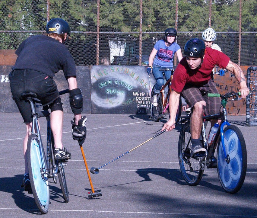 Zawodnicy bike polo grają pod placem Społecznym. W kwietniu...