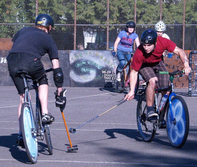 Zawodnicy bike polo grają pod placem Społecznym. W kwietniu we ...