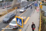 Samochód z kobietą potrzebującą pomocy utknął w korku | WIDEO