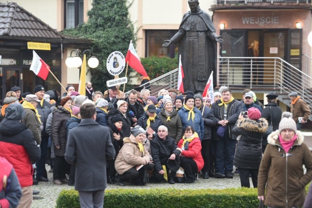 Słuchacze Radia Maryja z całej Polski przyjechali dziś (07.12) do Torunia, by świętować 28. urodziny Radia Maryja. Oo pierwsze zdjęcia z tego wydarzenia. 

Urodziny, jak informuje rozgłośnia o. Tadeusza Rydzyka, przebiegać będą pod hasłem „Głosić Chrystusa Pana z Maryją”. Uroczystościom będzie przewodniczył ks. abp Wacław Depo, metropolita częstochowski, przewodniczący Rady ds. Środków Społecznego Przekazu Konferencji Episkopatu Polski.

W programie obchodów 28. urodzin Radia Maryja są:

12.00 – wstępne powitania i informacje dla Pielgrzymów

12.30 – różaniec ze słuchaczami

13.00 – koncert w wykonaniu Reprezentacyjnej Orkiestry Marynarki Wojennej z solistami i aktorami

15.00 – koronka do Miłosierdzia Bożego

15.30 – uroczysta Msza św. pod przewodnictwem ks. abp. Wacława Depo, metropolity częstochowskiego.

Więcej informacji wkrótce.

Zobacz także: 28. urodziny Radia Maryja w Toruniu. W sobotę będziemy jeździć trochę inaczej. Radio Maryja świętuje [program i utrudnienia]

Tak było rok temu: 27. urodziny Radia Maryja 2018 w Toruniu. Zobaczcie zdjęcia!

