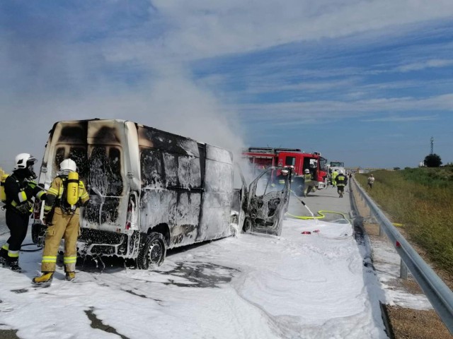 Wypadek na A1 pod Piotrkowem: na wysokości Parzniewic doszło do zderzenia trzech pojazdów. Jeden spłonął