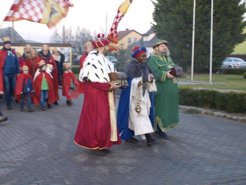 Trzej Królowie przeszli wraz z parafianami ulicami Mieściska. Zobacz zdjęcia z Orszaku Trzech Króli 