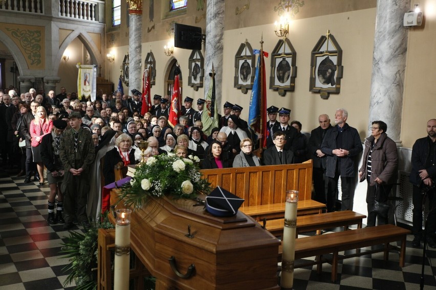 Pogrzeb ks. Stanisława Maślanki, emerytowanego proboszcza parafii w Zabierzowie. Żegnały go tłumy parafian. Maryję prosił: "Bądź moją matką"