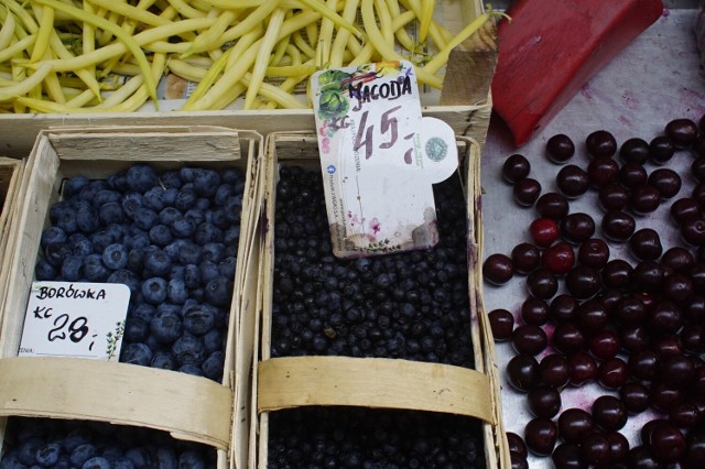 Rozpoczął się sezon na wakacyjne przetwory z warzyw i owoców. Sprawdziliśmy, ile obecnie one kosztują na poznańskich targowiskach, w mniejszych sklepach i popularnych marketach.