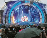 Deszczowy koncert Radia ZET i TVP2 w Manufakturze