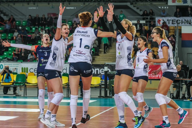 W 4. kolejce Ligi Siatkówki Kobiet Bank Pocztowy Pałac Bydgoszcz pokonał PTPS Piła 3:2. To była pierwsza wygrana bydgoszczanek w sezonie. Kibice zgromadzeni w hali Łuczniczka byli zadowoleni z wyniku i gry pałacanek.



