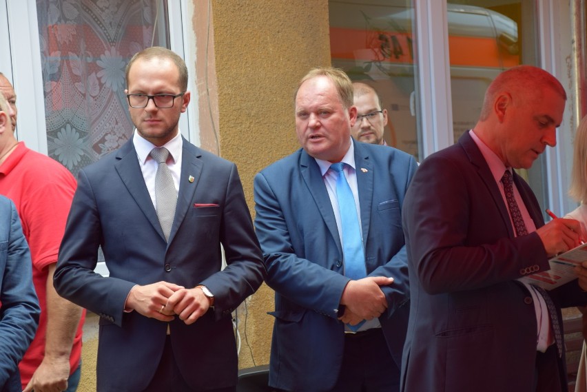Dąbrowa Białostocka będzie miała nową karetkę. Minister przywiózł 400 tys. zł (zdjęcia)