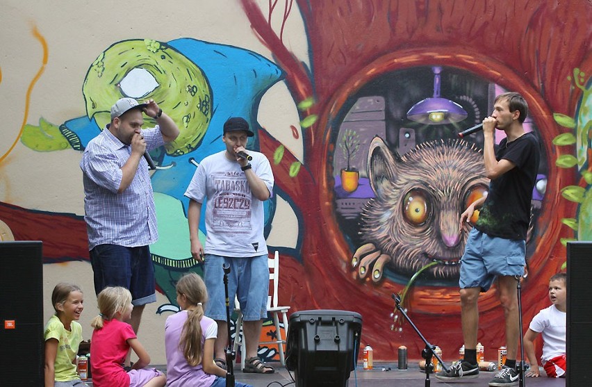Kolorowe graffiti na domu dziecka w Łodzi malowali młodzi street artowcy