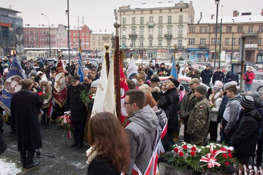 Kwiaty pod dworcem w rocznicę powstania styczniowego ZDJĘCIA