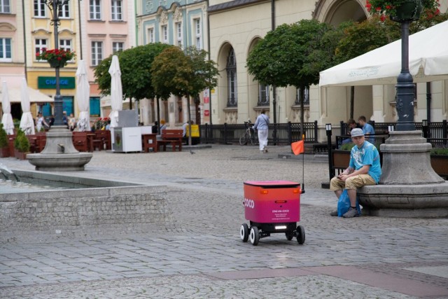 Wrocławska firma xBerry pracuje nad softwarem do autonomicznego robota-dostawcy. Robot znany pod nazwą Coco jeździ już w kilku miastach