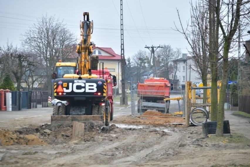 Na Dzierzkowie w Radomiu wymieniają rury kanalizacyjne i wodociągowe. Mieszkańcy mają problem