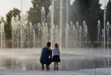 Multimedialne fontanny w Parku Szymańskiego na Woli. Inauguracyjne show w sobotę. Zobaczcie, jak wygląda nowy park [ZDJĘCIA]