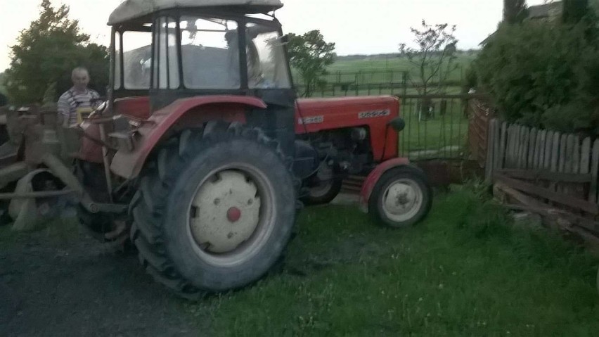 Mężczyzna przygnieciony przez traktor we wsi Wykno