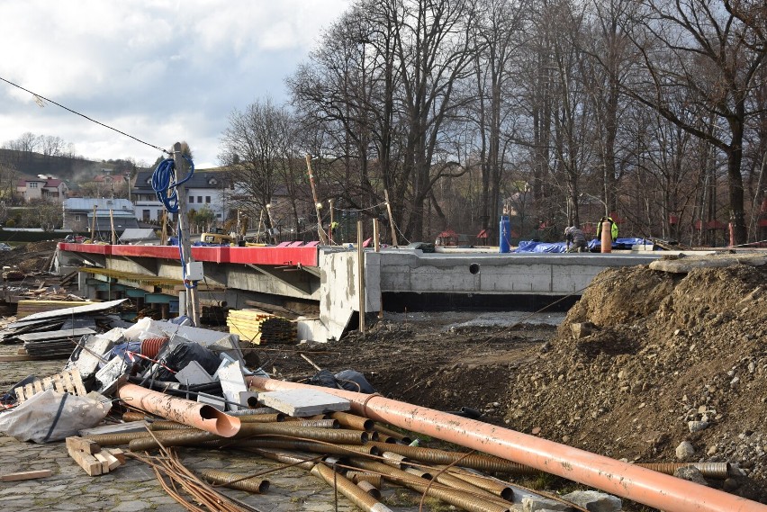 Siary. Nowy most coraz bliżej finału. Prace trwają niemal bez przerwy. Przeprawa będzie gotowa do końca roku? [ZDJĘCIA]