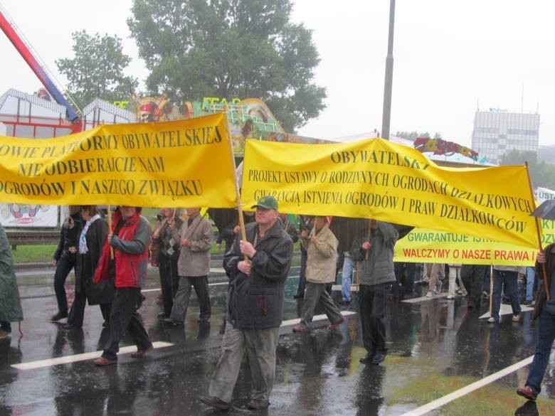 Wrocław: Działkowcy strajkowali pod urzędem wojewódzkim (ZDJĘCIA)