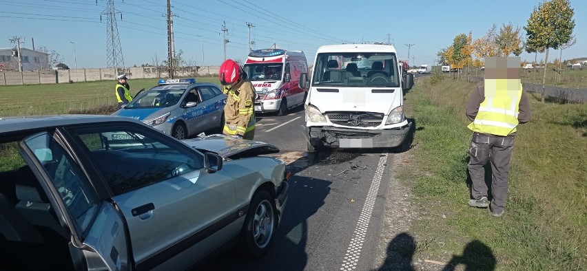 Czołowe zderzenie dwóch samochodów na obwodnicy Grodziska