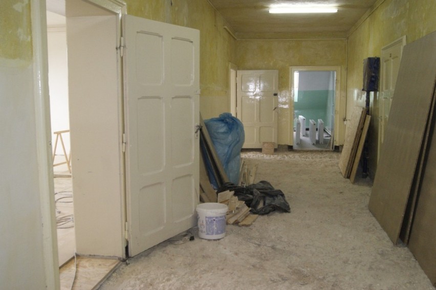 Grodzisk Wielkopolski: W budynku Szkoły Podstawowej nr 2 trwają prace remontowe [GALERIA ZDJĘĆ]