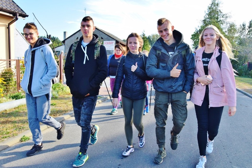Rajd Szlakiem Walk nad Wartą 2018. 12-kilometrową trasę poprowadzoną po terenie pow. zduńskowolskiego ruszyło blisko 400 osób  (zdjęcia)