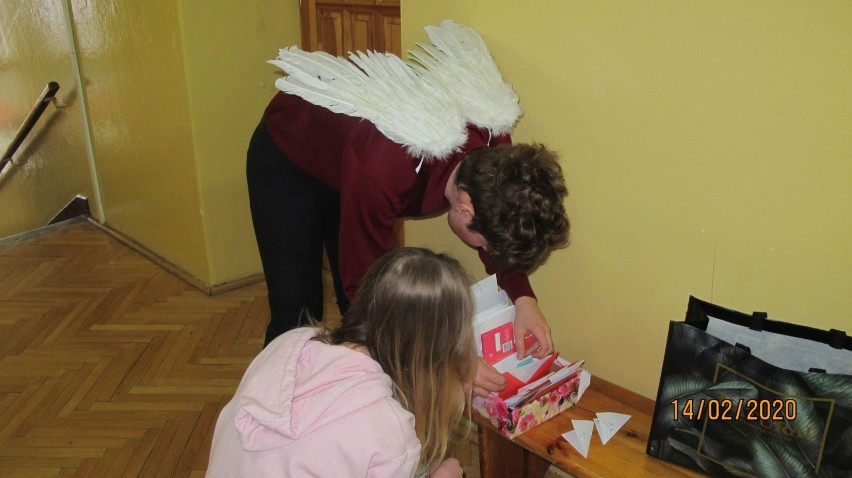 Starachowice. Licealiści z "Kosciuszki" pomysłowo świętowali Walentynki w szkole [ZDJĘCIA]