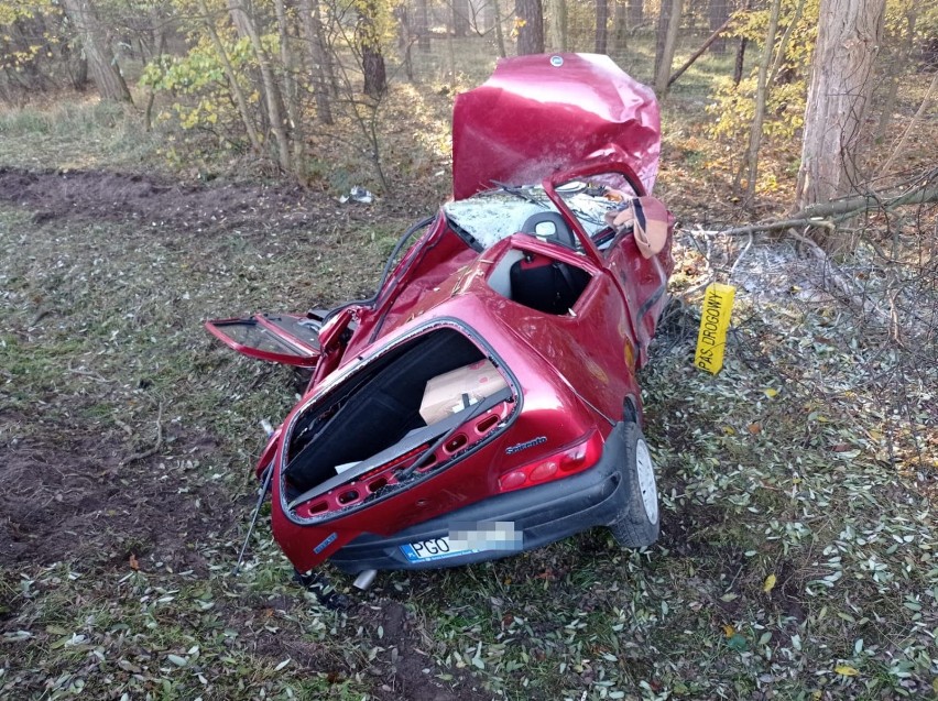 Wypadek na trasie Rakoniewice - Rostarzewo. Samochód osobowy rozbił się o drzewo