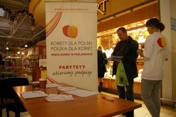 Podpisy pod obywatelskim projektem ustawy o parytecie na listach wyborczych zbierano także w Galerii Kalisz