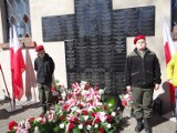 Dzień Pamięci Ofiar Zbrodni Katyńskiej w Radomsku. Kwiaty pod tablicami epitafijnymi [ZDJĘCIA]