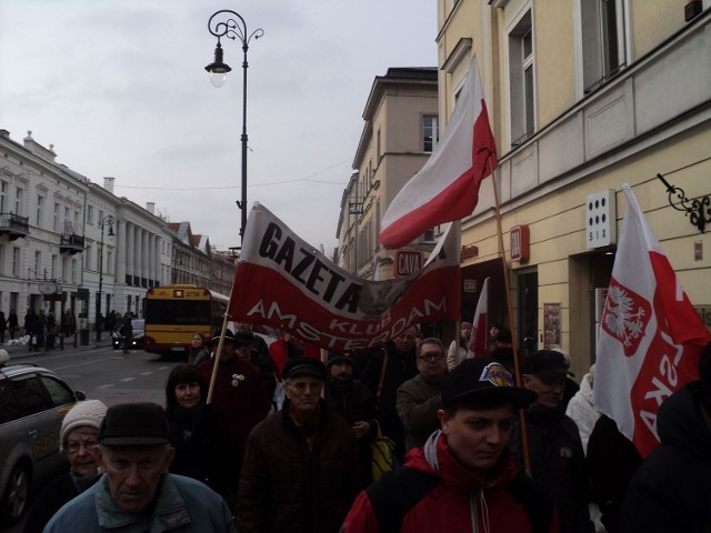 Manifestanci mieli biało-czerwone flagi, widać było też transparenty Klub&oacute;w Gazety Polskiej i Solidarnych 2010. Fot. Ewa Krzysiak