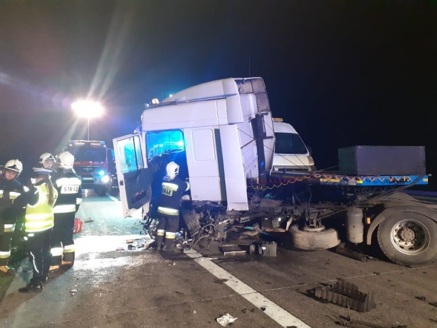 Groźne zderzenie ciężarówki i samochodu osobowego na A2