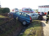 Groźny wypadek w Woli Gręboszowskiej. Dwie osoby trafiły do szpitala po zderzeniu samochodów osobowych [ZDJĘCIA]