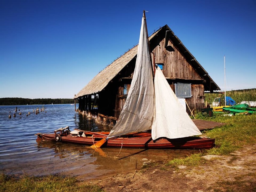 Niezwykły człowiek, niezwykły sprzęt, niezwykłe wodowanie w Niesulicach. Czyli historia Tadeusza Kluka i jego mahoniowego kajaka