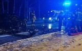 Wypadek w Porębie na DK78. Czołowo zderzyły się dwa samochody osobowe. Dwie osoby zabrało pogotowie